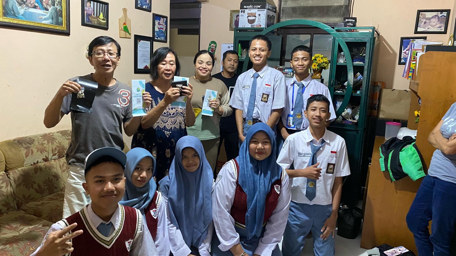 image-Siswa Moklet Bagi-bagi Benih Kelor Gratis?!!