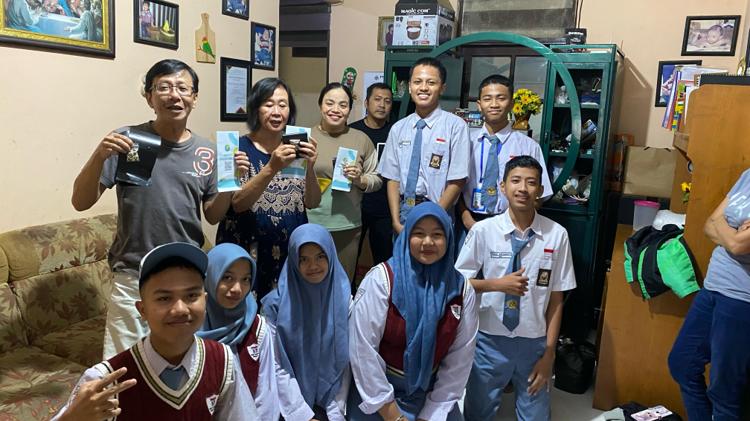 siswa-moklet-bagibagi-benih-kelor-gratis