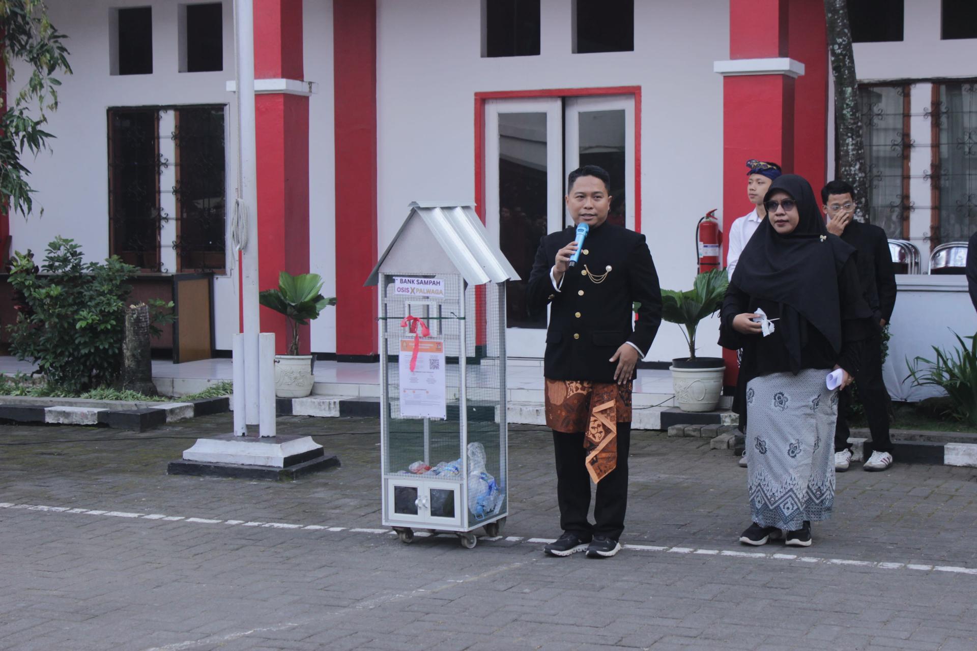 image-Bank Sampah: Langkah Nyata Siswa SMK Telkom Malang Menjaga Bumi
